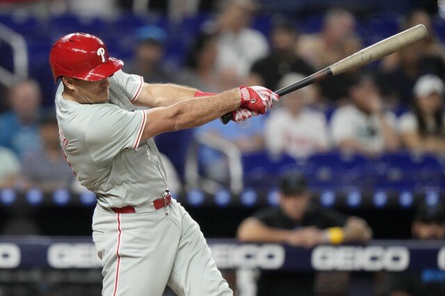 JT Realmuto, Pemain Catcher Philadelphia Phillies, Pergi pada Inning Ke-4, 2 Inning Setelah Memukul Pitch di Lutut Kiri