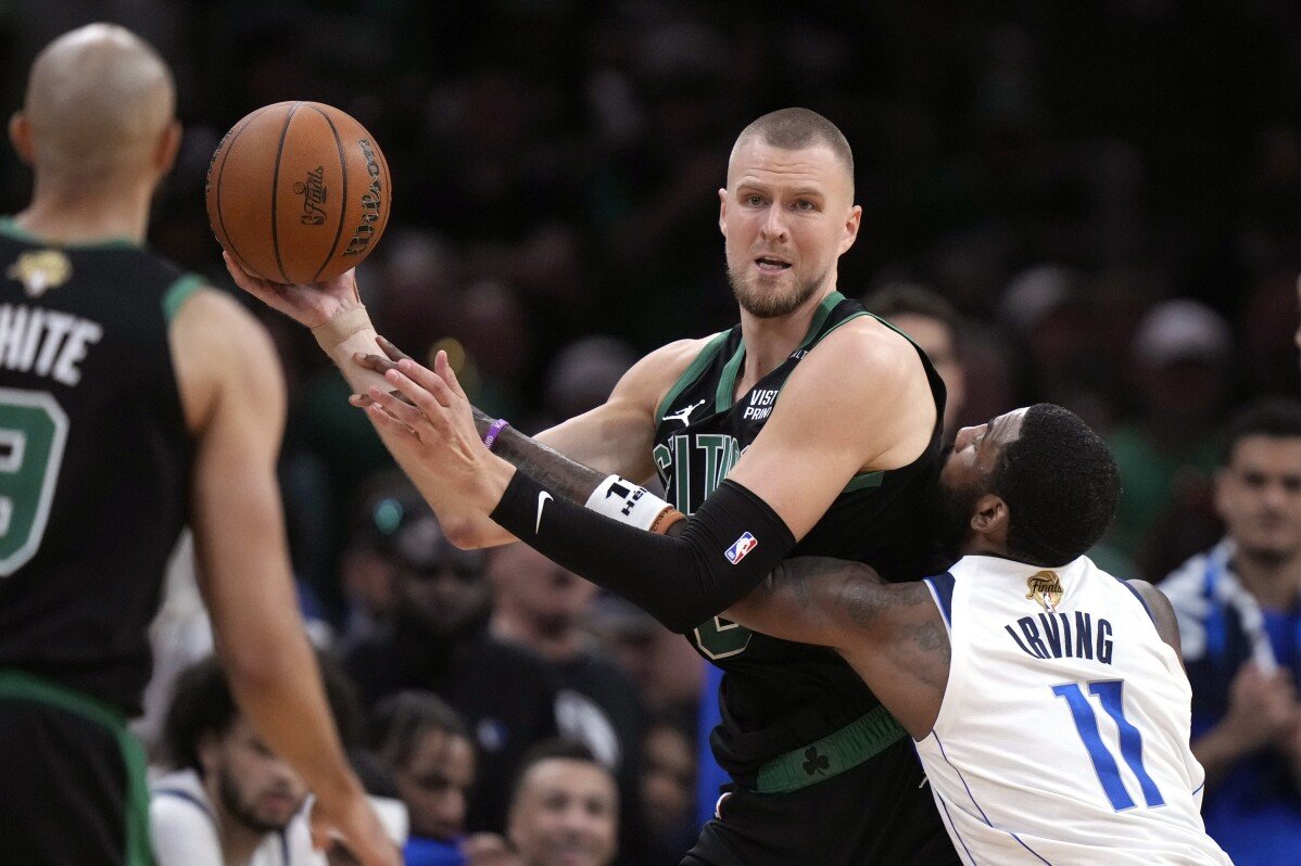 Celtics 'Porzingis memiliki masalah tendon langka di kaki kiri bagian bawah, diragukan akan tampil di Game 3 Final NBA